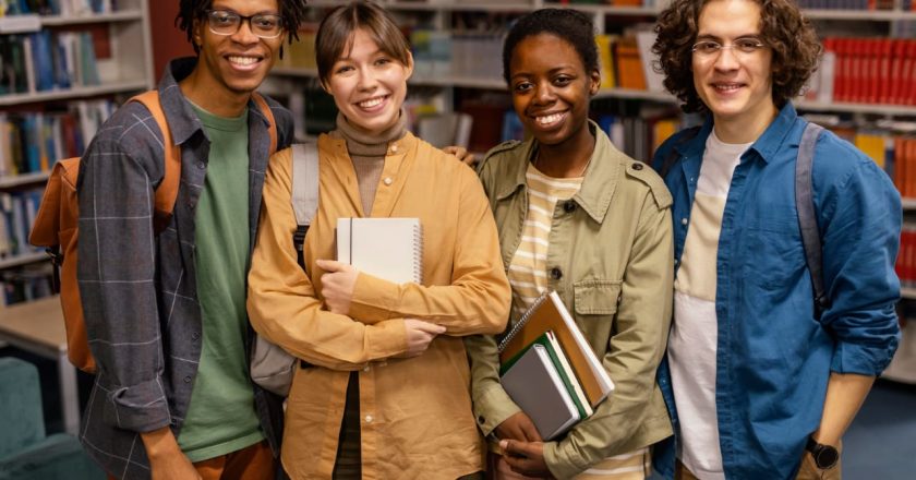 Jovens que buscam o primeiro emprego podem fazer cursos de graça em Curitiba
