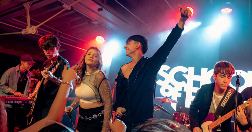 Parceria entre School of Rock e Hard Rock Cafe Curitiba leva jovens talentos ao palco em evento no Dia das Crianças