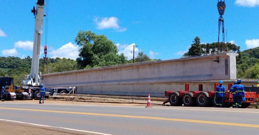 DER-PR dá início à colocação das primeiras vigas na construção da nova ponte na PRC-466