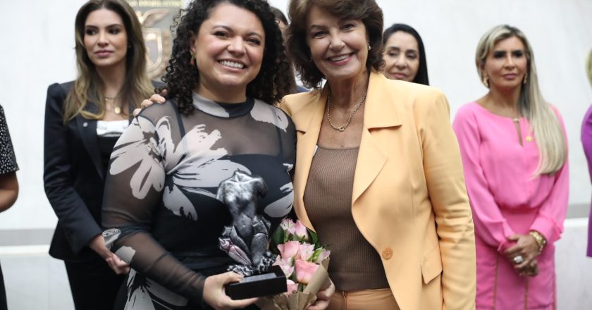 Cristina Silvestri premia Priscila Schran com o Reconhecimento Rosy de Macedo Pinheiro Lima