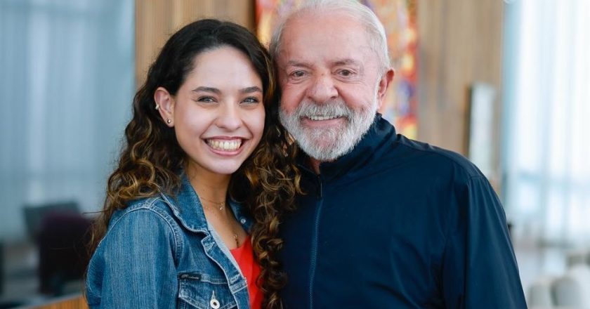 Ana Júlia se une a Lula para anunciar pré-candidatura à Câmara dos Deputados.