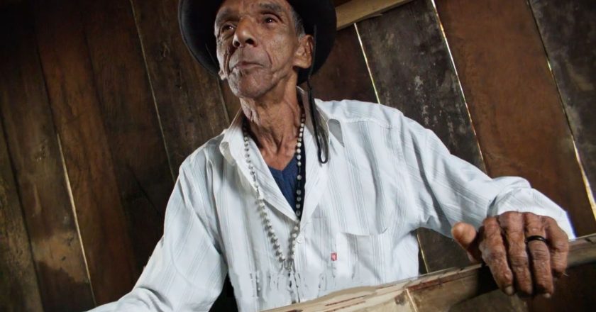Novo documentário revive a história de Mestre Leonildo, o defensor do fandango e da essência caiçara