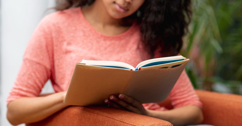 Pesquisa revela que mulheres negras e de classe C são as maiores consumidoras de livros