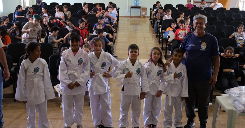 Guarapuava distribui 100 kimonos a estudantes do Projeto Futuro