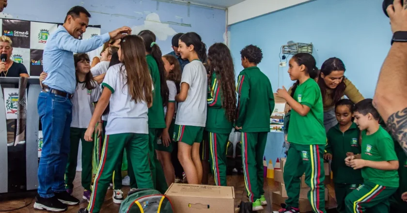 Paranaguá investe R$ 6,7 milhões em educação e distribui kits escolares para alunos