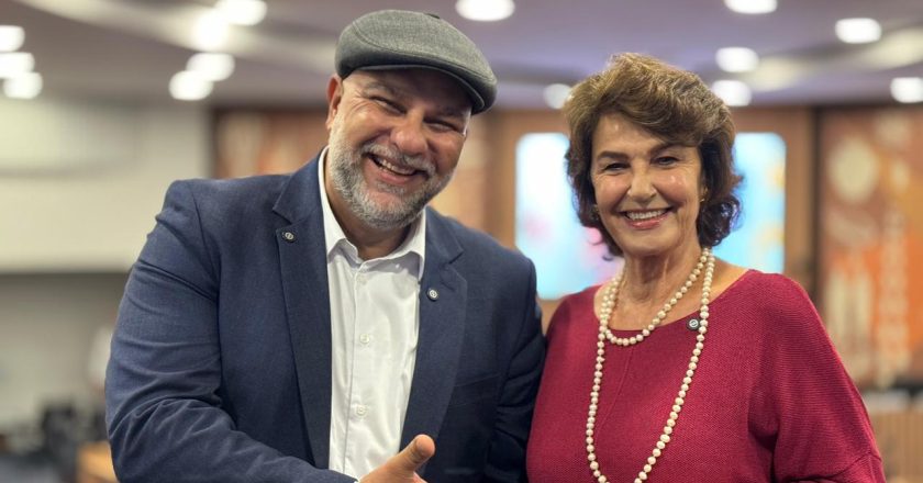 Artista Toto Lopes é homenageado com título de cidadão benemérito pela deputada Cristina Silvestri