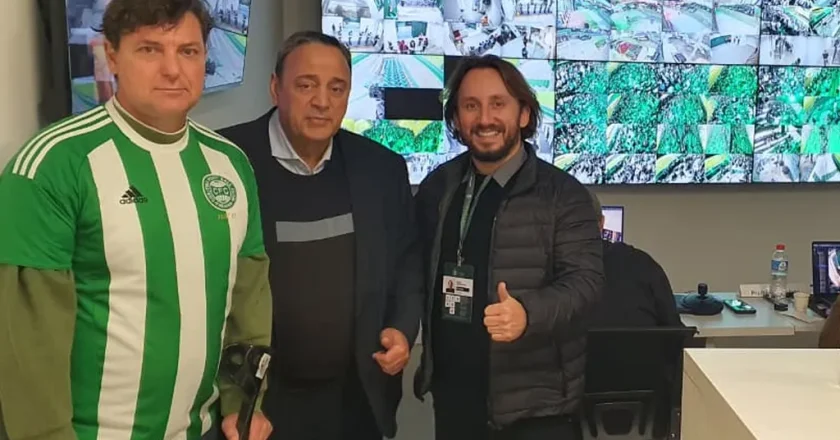Anibelli e Bakri assistem partida do Coritiba enquanto discutem projeto de lei sobre bebidas nos estádios