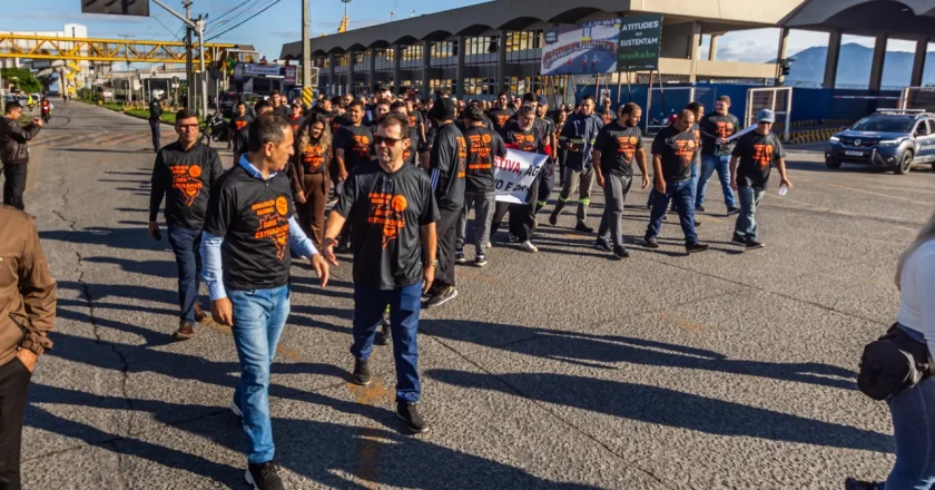 Trabalhadores e autoridades de Paranaguá unificados em protesto contra a PL 733 da Lei dos Portos