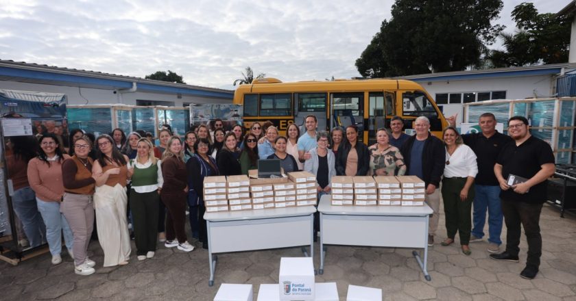 Pontal celebra a entrega de ônibus escolares e novos equipamentos educacionais