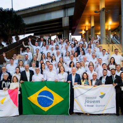 Sicredi brilha em Conferência Mundial, destacando colaboração global e reconhecimento internacional