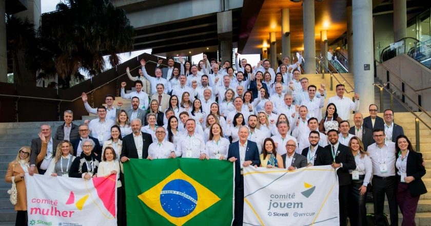 Sicredi brilha em Conferência Mundial, destacando colaboração global e reconhecimento internacional