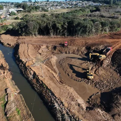 Rio Cascavelzinho passa por desassoreamento para minimizar alagamentos entre Jardim das Américas e Vila Bela