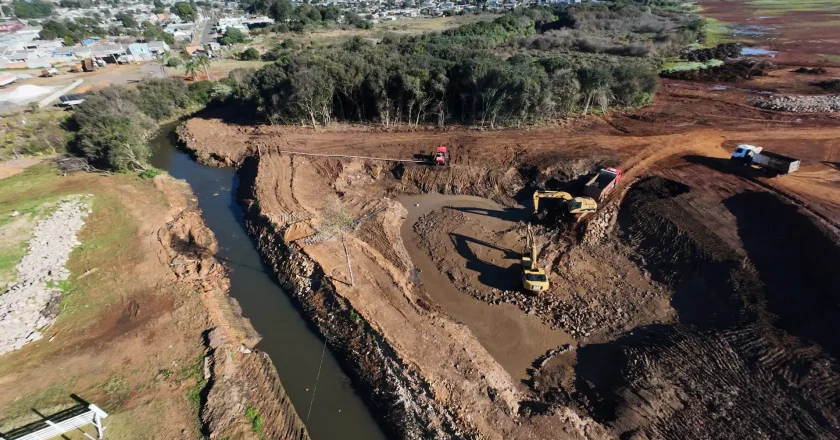 Rio Cascavelzinho passa por desassoreamento para minimizar alagamentos entre Jardim das Américas e Vila Bela