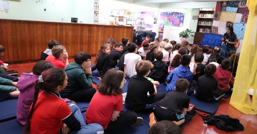 Biblioteca Municipal realiza sessão de contação da Lenda das Cerejeiras para alunos