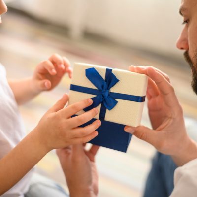 Pesquisa de preços pode ajudar a amenizar os gastos com presentes mais caros no Dia dos Pais