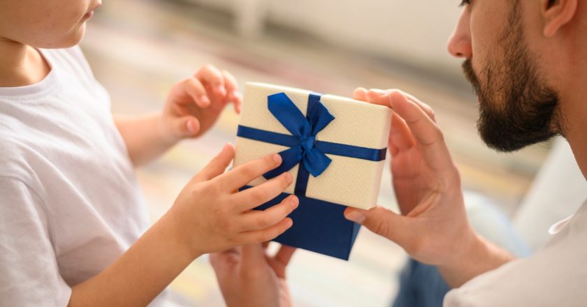 Pesquisa de preços pode ajudar a amenizar os gastos com presentes mais caros no Dia dos Pais