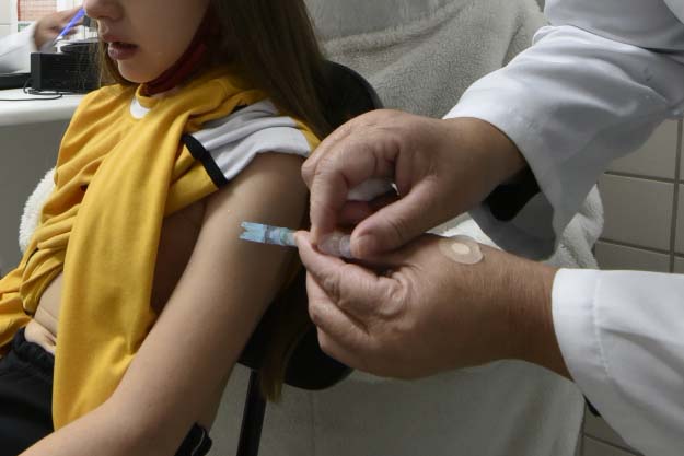 Paraná registra 771.994 doses aplicadas na Campanha de Multivacinação, segundo levantamento inicial