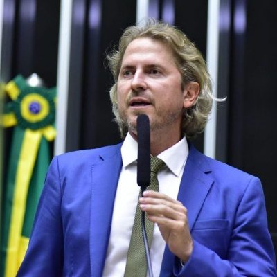 Zeca Dirceu se destaca como o segundo deputado reeleito que mais cresceu em votos no Paraná