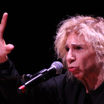 Denise Stoklos traz sua arte para a região com apresentações programadas em outubro