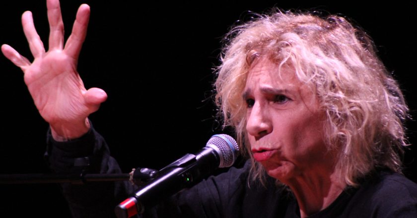 Denise Stoklos traz sua arte para a região com apresentações programadas em outubro
