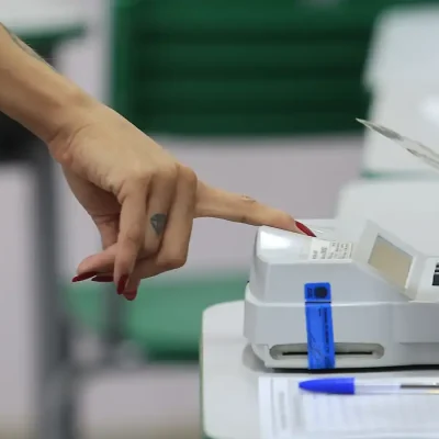 Flávio Bolsonaro conquista 56,35% dos votos no 2º turno em Guarapuava, enquanto Lula alcança 43,65%