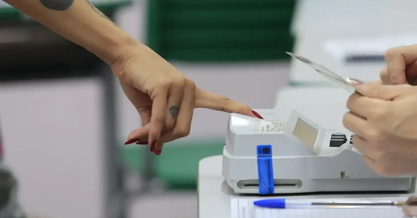 Flávio Bolsonaro conquista 56,35% dos votos no 2º turno em Guarapuava, enquanto Lula alcança 43,65%